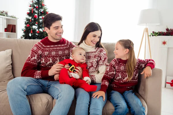 Foto van jong mooi familie kind ouder gelukkig positief glimlach zitten bank kerst vakantie winter noel binnen — Stockfoto