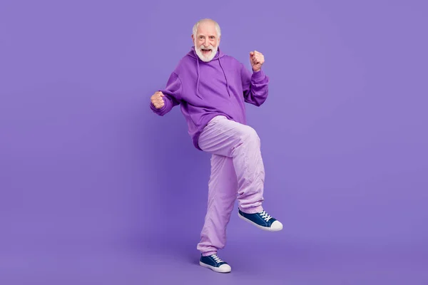 Longitud completa tamaño del cuerpo vista de atractivo alegre gris de pelo hombre bailando clubbing aislado sobre violeta brillante color púrpura fondo —  Fotos de Stock