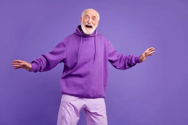 Retrato de hombre alegre atractivo buen humor divertirse aislado sobre violeta brillante color púrpura fondo — Foto de Stock