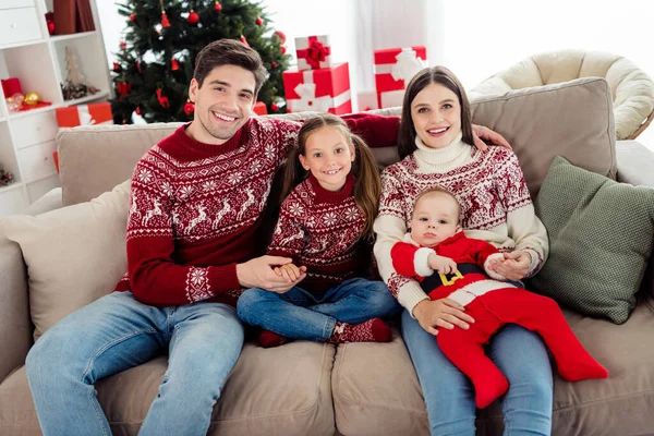 Foto van vrolijke vrouw echtgenoot kinderen familie zitten bank Kerstmis kijken film glimlach binnen huiskamer — Stockfoto
