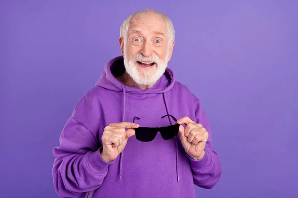 Portrait of attractive cheerful funny grey-haired man news reaction wearing specs isolated over bright violet purple color background — Stock Photo, Image