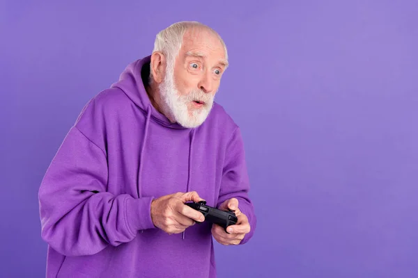 魅力的なファンキーな驚きの男の肖像画ゲーム趣味をプレイ明るい紫色の背景に隔離された — ストック写真