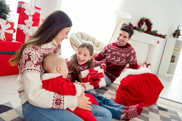 Foto von verheirateten Mann Frau Kindheit Tochter Geschenk erstaunt Wunder Weihnachten drinnen im Haus zu Hause — Stockfoto