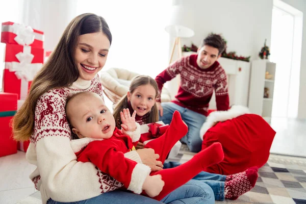 Zdjęcie młodej wesołej rodziny szczęśliwy pozytywny uśmiech dzieciństwo brat siostra Boże Narodzenie duch czasu w pomieszczeniach — Zdjęcie stockowe