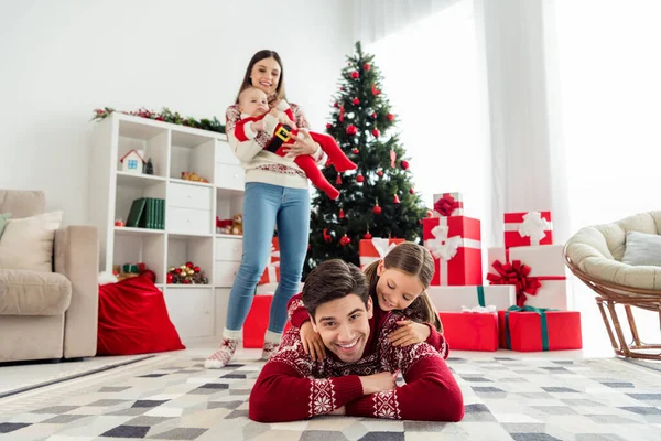 Fotografia dość błyszczące duża rodzina nosić swetry Boże Narodzenie czeka wakacje o dobrej zabawy razem uśmiechając się w pomieszczeniu domu domu — Zdjęcie stockowe