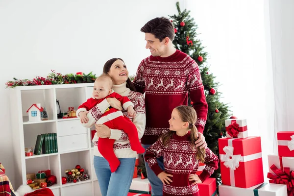 Foto van gelukkige positieve echtgenoot vrouw jong gezin glimlach goed humeur genieten vakantie binnen in woonkamer appartement — Stockfoto