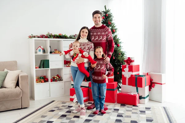 Foto de corpo inteiro de família jovem feliz sorriso positivo irmão irmã juntos decoração de férias dentro de casa — Fotografia de Stock