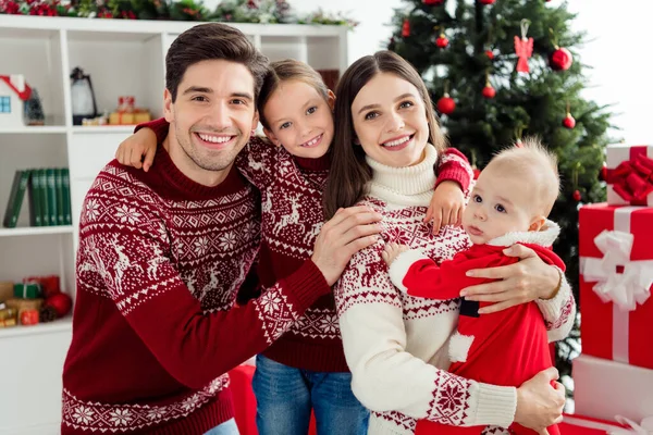 Foto van jong gezin blij positieve glimlach kerstvakantie winter kindertijd ouders nieuwjaar binnen — Stockfoto