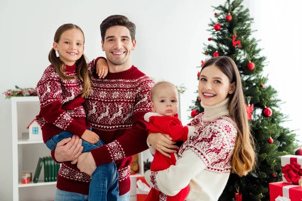 Foto de feliz marido esposa filhos família sorriso relacionamento bom humor Natal feriado dentro de casa — Fotografia de Stock