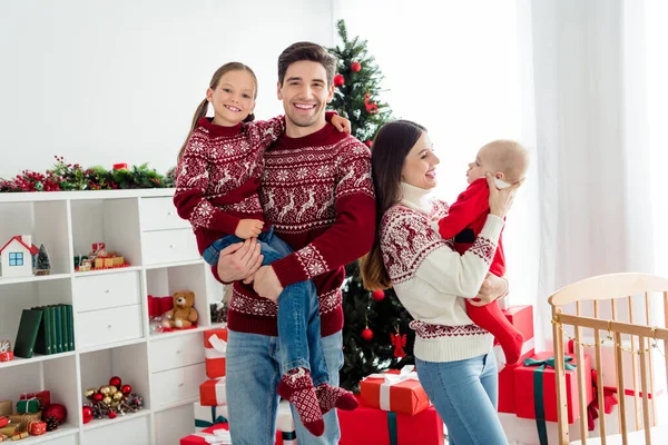 Foto van mensen moeder vader zus broer vieren nieuwjaar dragen trui in versierde x-mas huis binnen — Stockfoto