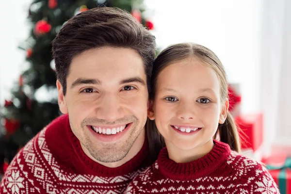 Foto de padre alegre y la hija de buen humor sonrisa desgaste jersey de Navidad disfrutar de vacaciones dentro de casa casa — Foto de Stock