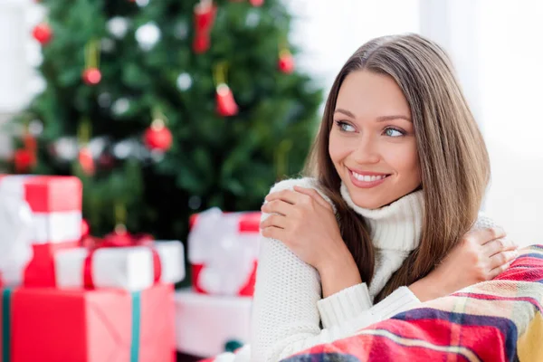 Foto av drömmande glad ung kvinna krama sig bra humör jul inomhus hus lägenhet — Stockfoto