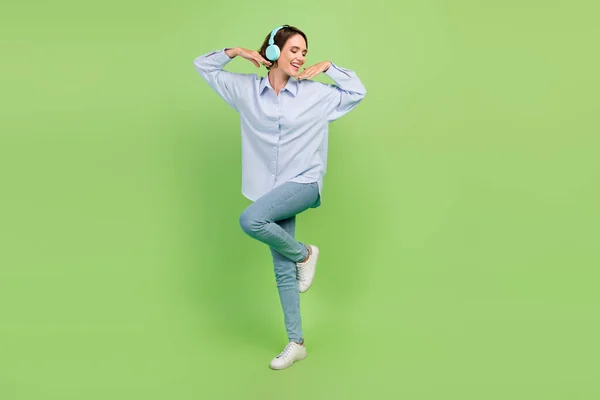 Fotografie corporală completă a unei tinere femei zâmbet pozitiv fericit căști melodie izolată pe fundal de culoare verde — Fotografie, imagine de stoc