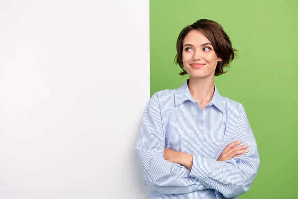 Foto di positivo bello gioioso giovane donna felice tenere le mani incrociate guardare copyspace bordo isolato su sfondo di colore verde — Foto Stock