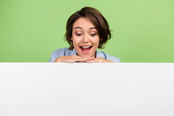 Kuva hämmästynyt positiivinen nuori onnellinen nainen näyttää tyhjältä tilaa banneri valkoinen copyspace eristetty vihreä väri tausta — kuvapankkivalokuva