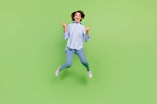 Foto de comprimento total de alegre positivo jovem feliz mulher rock sinal saltar para cima isolado no fundo de cor verde — Fotografia de Stock