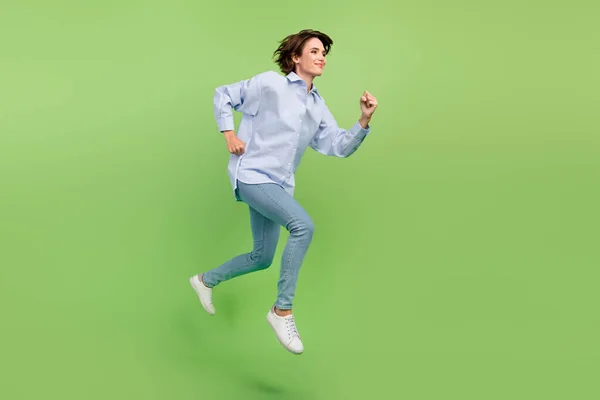 Pieno corpo foto di allegra giovane donna felice saltare fino eseguire spazio vuoto vendita isolato su sfondo di colore verde — Foto Stock