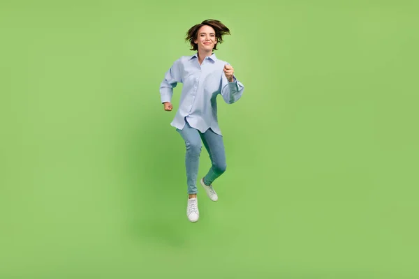 Full storlek foto av glada glad glad glad kvinna hoppa upp köra bra humör dröm isolerad på grön färg bakgrund — Stockfoto