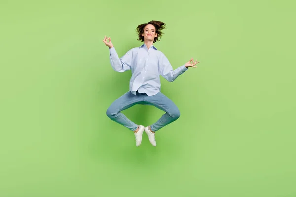 Neşeli, genç, sakin, mutlu kadının tüm vücudu yeşil arka planda izole edilmiş Asya yogasına atlıyor. — Stok fotoğraf