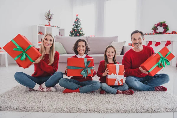 Retrato de belo bonito alegre família completa esposa marido sentado no tapete segurando caixas de presente tempo em casa casa casa dentro de casa — Fotografia de Stock