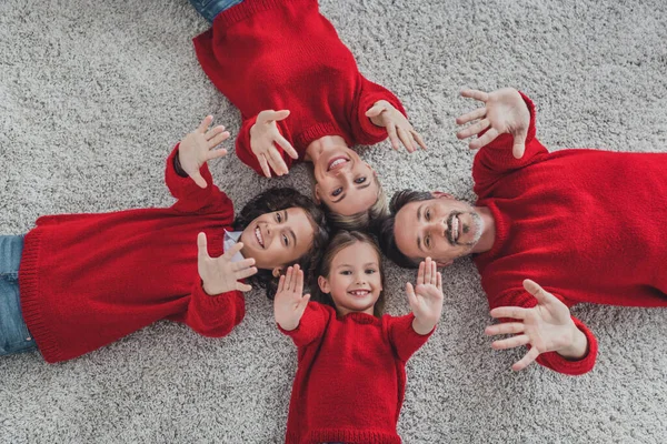 Topo acima da visão de alto ângulo de bela família alegre bonito deitado no tapete se divertindo espírito de dezembro em casa dentro de casa — Fotografia de Stock