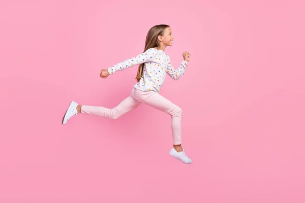 Perfil foto de esportiva pequena senhora salto correr desgaste pontilhado calças de pijama calçado isolado cor rosa fundo — Fotografia de Stock