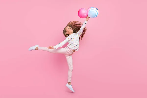 Foto von inspirierten flexiblen kleinen Dame springen halten Luftballons suchen nach oben tragen gepunktetes Hemd isoliert rosa Farbe Hintergrund — Stockfoto