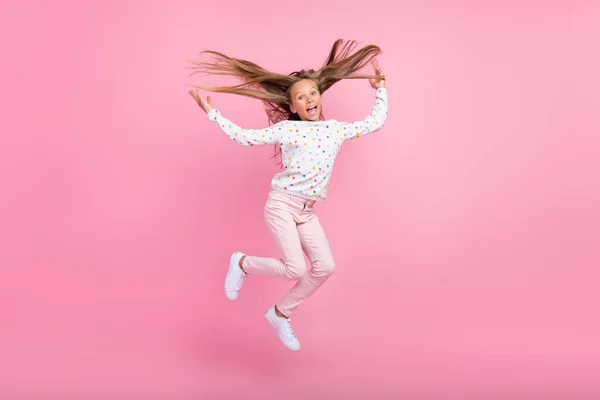 Foto de engraçado saudável pouco senhora salto jogar penteado desgaste pontilhado camisa isolado cor-de-rosa fundo — Fotografia de Stock