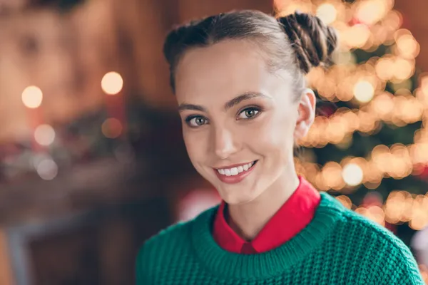 若い魅力的な陽気な女の子の写真クリスマスeveスピリットジョリーホリー妖精新年冬室内 — ストック写真