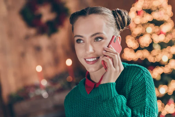 Foto de la muchacha bonita joven habla hablar celular en línea deseo feliz atmósfera de Navidad magia en el interior —  Fotos de Stock