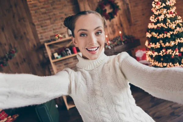 Foto de adorável engraçado jovem mulher vestida de malha suéter gravação auto vídeo sorrindo dentro de casa quarto casa — Fotografia de Stock