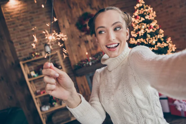 Foto de menina feliz sorriso positivo fazer selfie vídeo gravação luzes advento feriado inverno dentro de casa — Fotografia de Stock