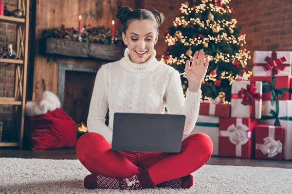 Foto de tamaño completo de la joven feliz sonrisa positiva hablar conversación portátil conversación saludando de la mano hola Navidad en el interior —  Fotos de Stock