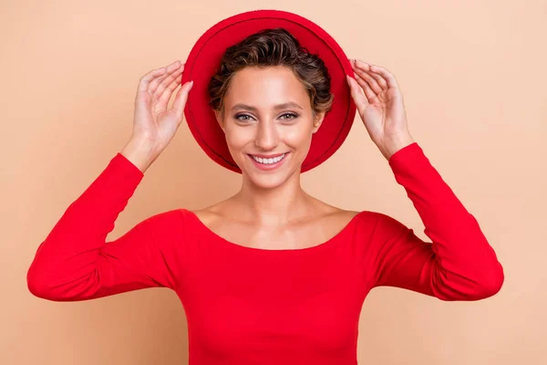 肯定的な若い魅力的なクールな幸せな女性の写真は、パステルベージュの色の背景に隔離されたヴィンテージ帽子の笑顔を着用 — ストック写真