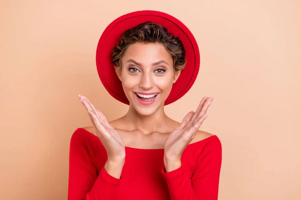 Foto de alegre feliz dama agradable levantar las manos disfrutar de otoño venta temporada desgaste sombrero retro aislado sobre fondo de color beige —  Fotos de Stock