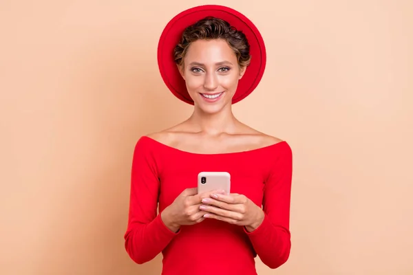 Photo of elég pozitív boldog fiatal nő hold phone blogger írjon megjegyzést elszigetelt bézs színű háttér — Stock Fotó