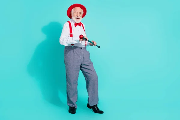 Volledige lichaamsomvang uitzicht van aantrekkelijke grappige vrolijke grijs-harige mister dansen geïsoleerd over heldere teal turquoise kleur achtergrond — Stockfoto