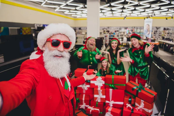 Selbstporträt von attraktiven flippigen Freunden Gruppe Elfen kaufen Waren Geschenkboxen Spaß Gerät Gadget in Mall Store drinnen — Stockfoto