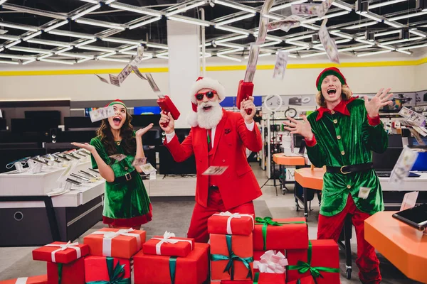Portrait d'elfes de groupe joyeux et funky attrayant achetant des boîtes-cadeaux tirant sur le crédit de billets marchandage de prêt s'amuser au centre commercial magasin à l'intérieur — Photo