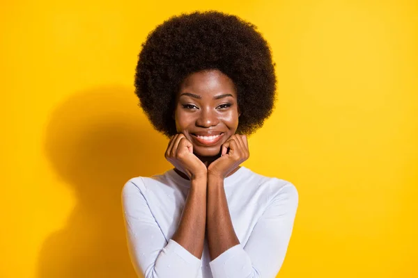 Porträtt av optimistisk brunett kort hår dam händer haka bära vit pullover isolerad på levande gul färg bakgrund — Stockfoto