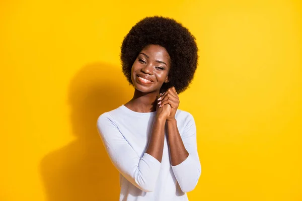 Foto von charmant fröhliche dunkle Haut Dame gefaltet Arme Handflächen zahmes Lächeln isoliert auf gelbem Hintergrund — Stockfoto