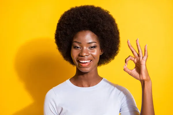 Porträt der optimistischen brünetten Kurzhaardame zeigen okey tragen weißen Pullover isoliert auf lebendigen gelben Farbhintergrund — Stockfoto