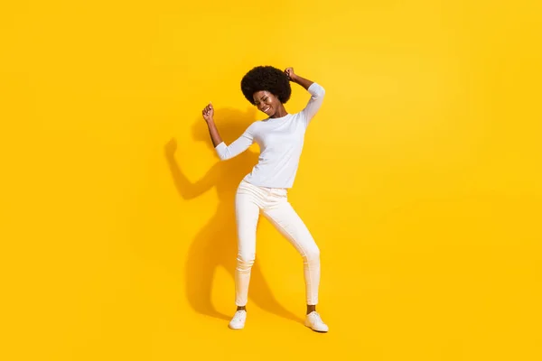 Full size φωτογραφία του αισιόδοξου ωραία κοντά μαλλιά κυρία χορό φορούν λευκό παντελόνι πουλόβερ sneakers απομονώνονται σε κίτρινο φόντο — Φωτογραφία Αρχείου
