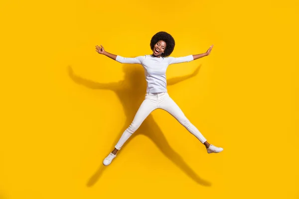 フル長さの写真の暗い肌幸せな女性ジャンプアップ星形の笑顔孤立した黄色の色の背景 — ストック写真