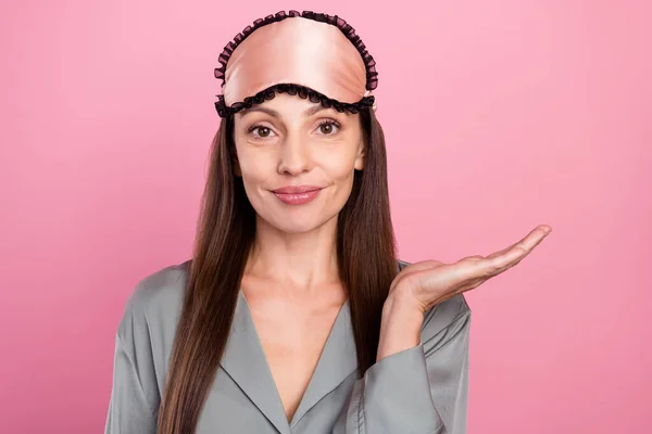 Foto di donna matura felice sorriso positivo spettacolo mano pubblicizzare consigliare sonno isolato su sfondo di colore rosa — Foto Stock