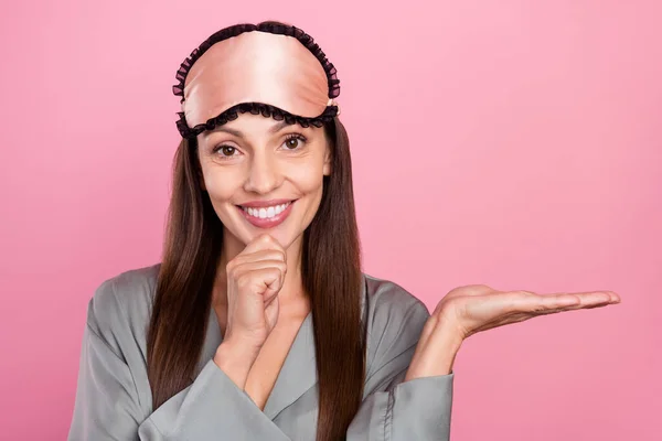 Ritratto di attraente donna allegra che tiene spazio copia su idea decisione palma isolato su sfondo rosa pastello colore — Foto Stock
