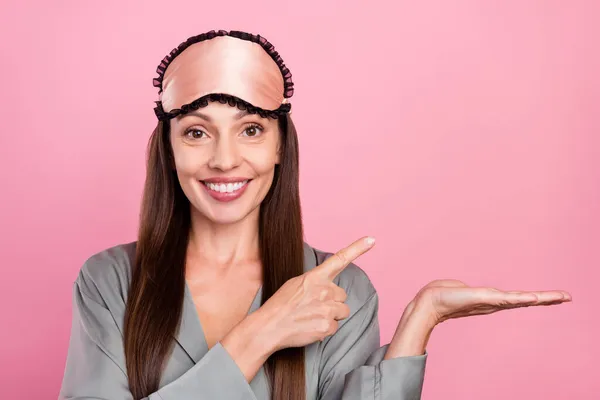 Foto di donna matura felice sorriso positivo punto dito prodotto offerta annuncio scegliere isolato su sfondo di colore rosa — Foto Stock