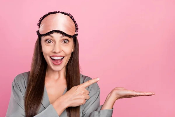 Foto di donna matura felice sorriso positivo indicare dito offerta di prodotti suggeriscono vendita isolato su sfondo di colore rosa — Foto Stock