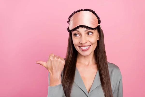 Ritratto di attraente donna allegra alla moda dimostrando copia spazio vuoto annuncio isolato su sfondo rosa pastello colore — Foto Stock
