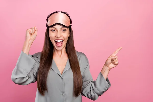 Retrato de atractiva mujer alegre de moda indican espacio de copia anuncio venta descuento aislado sobre fondo de color pastel rosa —  Fotos de Stock